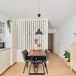 Luxury - Family Friendly - Central - Cozy- Balcony